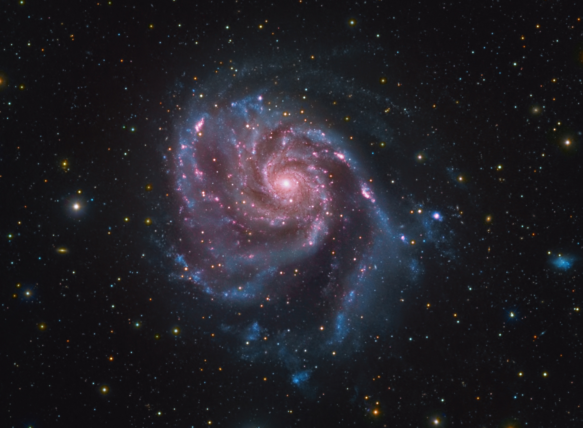 m101_LRGB_COMPO_100_3_COMPO_ABE_FLATTERN_HALF_CROP